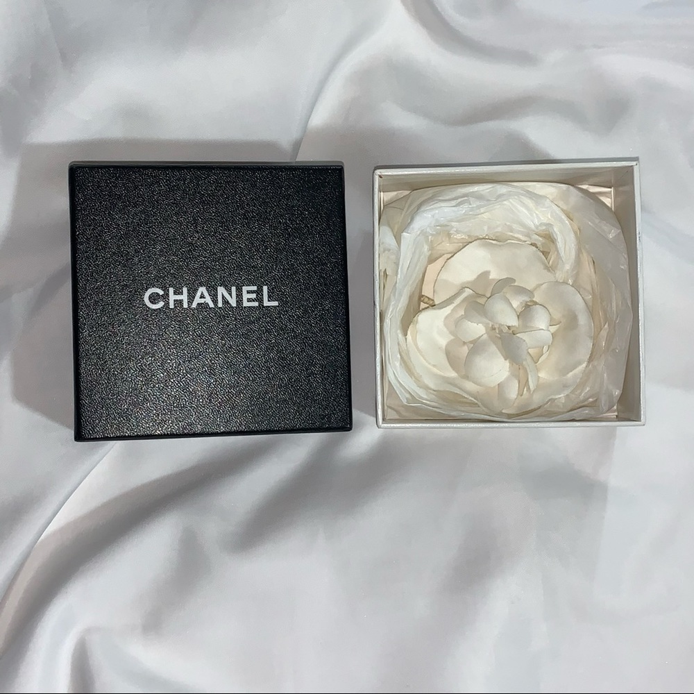 auth CHANEL white silk camellia BROACH pin w/box